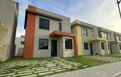 Imagem: A casa em condomínio possui 4 Dormitórios, 2 Suítes, 3 Banheiros