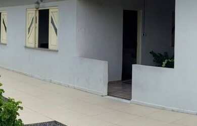 Imagem: A casa possui 5 Dormitórios, 1 Suíte, 2 Banheiros, 5 Vagas