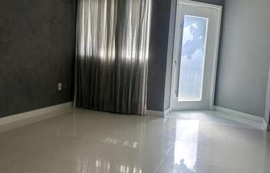 Imagem: A casa em condomínio possui 4 Dormitórios, 4 Suítes, 6 Banheiros