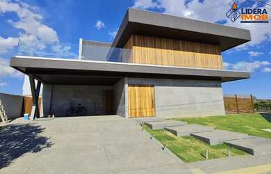 Imagem: A casa à venda possui 4 Dormitórios, 3 Suítes, 2 Banheiros