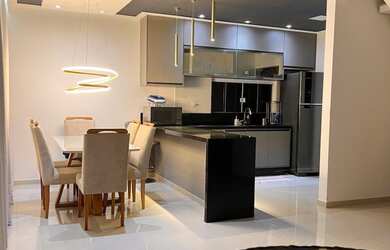 Imagem: A casa em condomínio possui 4 Dormitórios, 3 Suítes, 4 Banheiros