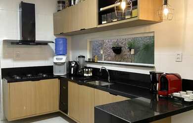 Imagem: A casa em condomínio possui 1 Dormitório, 2 Suítes, 3 Banheiros