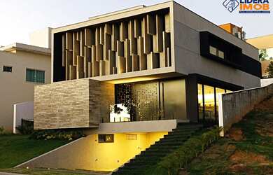 Imagem: A casa possui 4 Dormitórios, 4 Suítes, 5 Banheiros, 3 Vagas