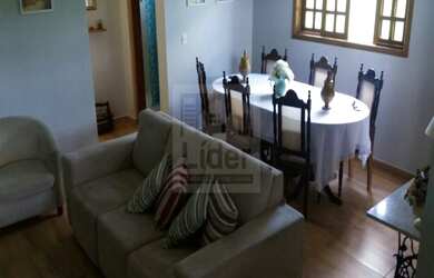 Imagem: A casa possui 3 Dormitórios, 1 Suíte, 1 Banheiro, 3 Vagas