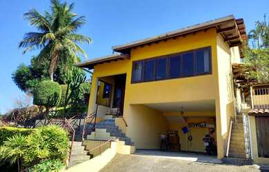 Imagem: A casa possui 4 Dormitórios, 3 Suítes, 6 Banheiros, 4 Vagas