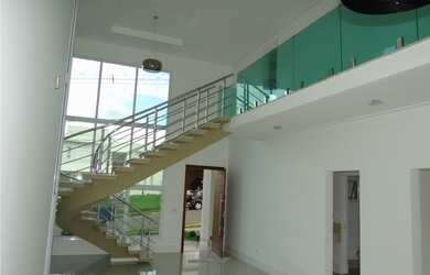 Imagem: A casa em condomínio possui 4 Dormitórios, 4 Suítes, 6 Banheiros