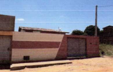 Imagem: A casa possui 2 Dormitórios, 1 Suíte, 1 Banheiro, 2 Vagas