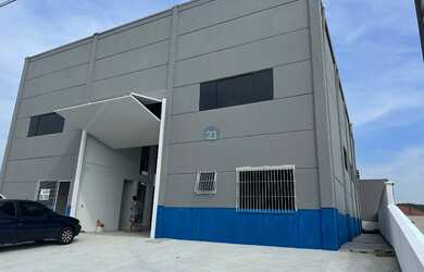 Imagem: O depósito possui 3 Banheiros e 1 Vaga na garagem e está localizado