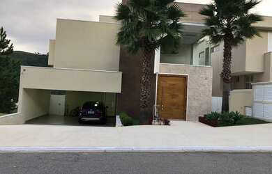 Imagem: A casa possui 2 Dormitórios, 2 Suítes, 4 Vagas na garagem