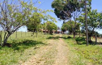 Imagem: A fazenda possui 4 Dormitórios, 3 Banheiros, 3 Vagas na garagem