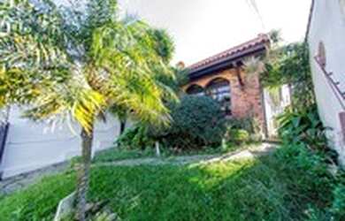 Imagem: A casa possui 3 Dormitórios, 1 Suíte, 2 Banheiros, 2 Vagas