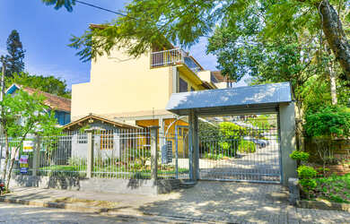 Imagem: A casa em condomínio possui 2 Dormitórios, 2 Suítes, 4 Banheiros