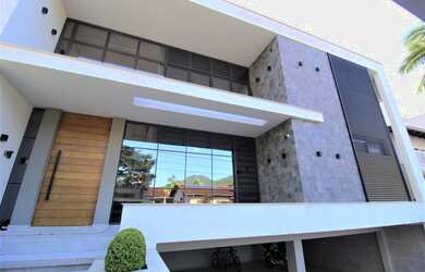 Imagem: A casa possui 4 Dormitórios, 2 Suítes, 1 Banheiro, 2 Vagas