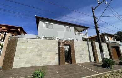 Imagem: A casa possui 4 Dormitórios, 1 Suíte, 4 Banheiros, 8 Vagas