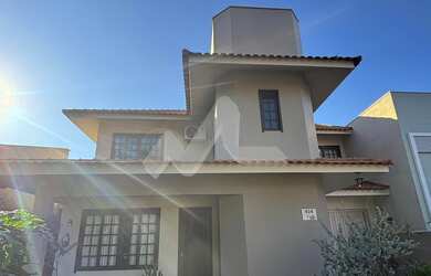 Imagem: A casa possui 2 Dormitórios, 1 Suíte, 3 Banheiros, 3 Vagas