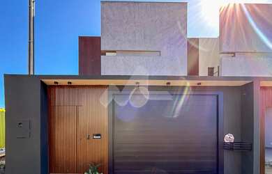 Imagem: A casa possui 3 Dormitórios, 3 Suítes, 1 Banheiro, 4 Vagas