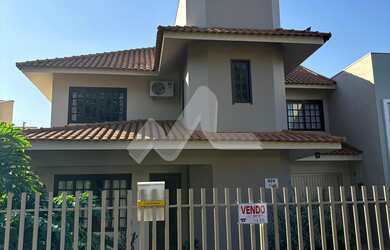 Imagem: A casa possui 2 Dormitórios, 1 Suíte, 3 Banheiros, 3 Vagas