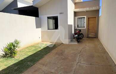 Imagem: A casa possui 2 Dormitórios, 1 Banheiro, 2 Vagas na garagem