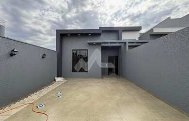 Imagem: A casa possui 2 Dormitórios, 1 Suíte, 2 Banheiros, 2 Vagas