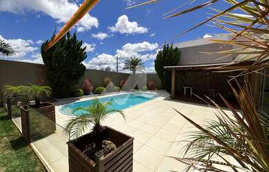 Imagem: A casa possui 2 Dormitórios, 1 Suíte, 3 Banheiros, 4 Vagas