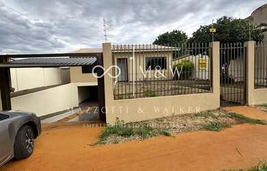 Imagem: A casa possui 2 Dormitórios, 1 Suíte, 2 Banheiros, 4 Vagas