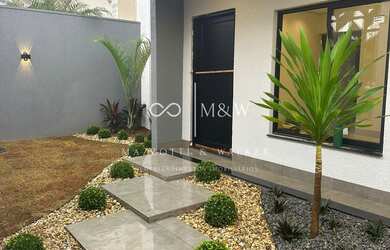 Imagem: A casa possui 2 Dormitórios, 1 Suíte, 2 Vagas na garagem