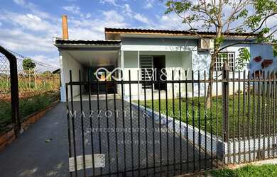 Imagem: A casa possui 2 Dormitórios, 1 Banheiro, 2 Vagas na garagem