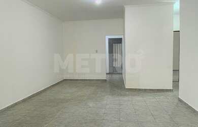 Imagem: A casa possui 2 Dormitórios, 1 Suíte, 2 Banheiros, 200m²