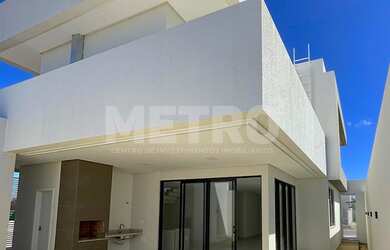 Imagem: A casa em condomínio possui 4 Dormitórios, 4 Suítes, 4 Banheiros