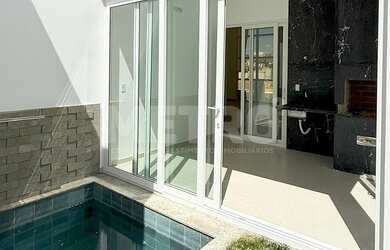 Imagem: A casa em condomínio possui 2 Dormitórios, 1 Suíte, 2 Banheiros