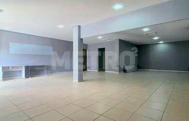 Imagem: O depósito possui 1 Banheiro, 200m² de Área Privada e está