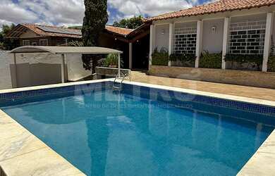 Imagem: A casa possui 1 Dormitório, 2 Suítes, 3 Banheiros e 220m²