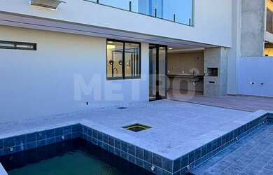 Imagem: A casa em condomínio possui 4 Dormitórios, 4 Suítes, 4 Banheiros