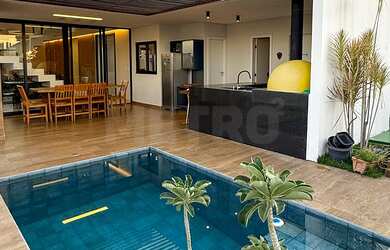 Imagem: A casa em condomínio possui 4 Dormitórios, 4 Suítes, 4 Banheiros