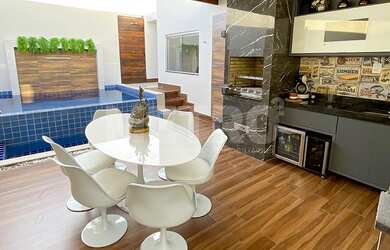 Imagem: A casa em condomínio possui 3 Dormitórios, 3 Suítes, 3 Banheiros