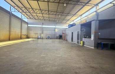 Imagem: O depósito possui 2 Banheiros, 400m² de Área Privada e está