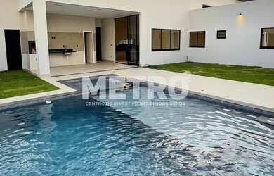 Imagem: A casa em condomínio possui 4 Dormitórios, 4 Suítes, 4 Banheiros