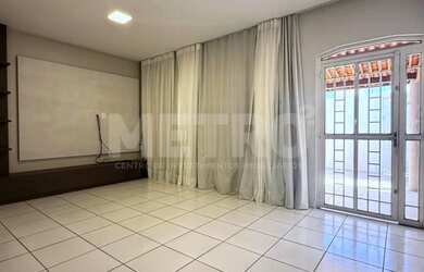 Imagem: A casa possui 2 Dormitórios, 1 Suíte, 2 Banheiros e está