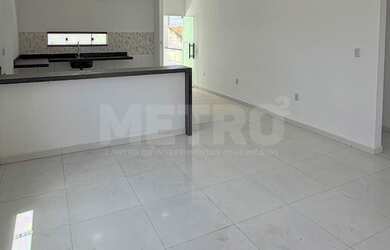 Imagem: A casa possui 2 Dormitórios, 1 Suíte, 2 Banheiros, 2 Vagas