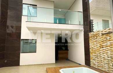 Imagem: A casa possui 2 Dormitórios, 1 Suíte, 2 Banheiros e está