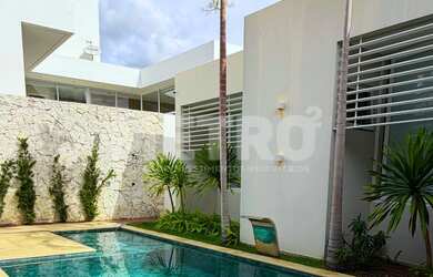 Imagem: A casa em condomínio possui 4 Dormitórios, 4 Suítes, 6 Banheiros