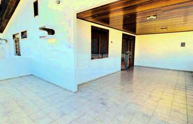 Imagem: A casa possui 2 Banheiros, 220m² de Área Privada e está