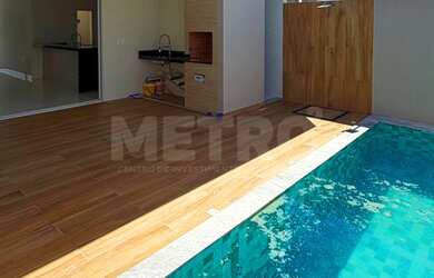 Imagem: A casa em condomínio possui 2 Dormitórios, 1 Suíte, 2 Banheiros