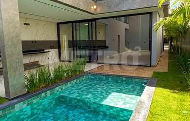 Imagem: A casa em condomínio possui 4 Dormitórios, 4 Suítes, 5 Banheiros