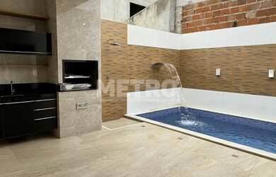 Imagem: A casa em condomínio possui 2 Dormitórios, 1 Suíte, 2 Banheiros