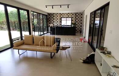 Imagem: A casa em condomínio possui 4 Dormitórios, 4 Suítes, 5 Banheiros