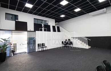 Imagem: O depósito possui 4 Banheiros, 3 Vagas na garagem e 400m²