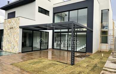 Imagem: A casa em condomínio possui 4 Dormitórios, 4 Suítes, 5 Banheiros