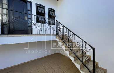 Imagem: A casa possui 2 Dormitórios, 1 Suíte, 3 Banheiros, 6 Vagas