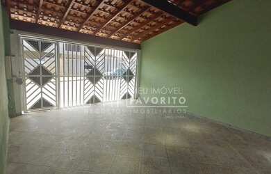 Imagem: A casa possui 2 Dormitórios, 1 Banheiro, 2 Vagas na garagem